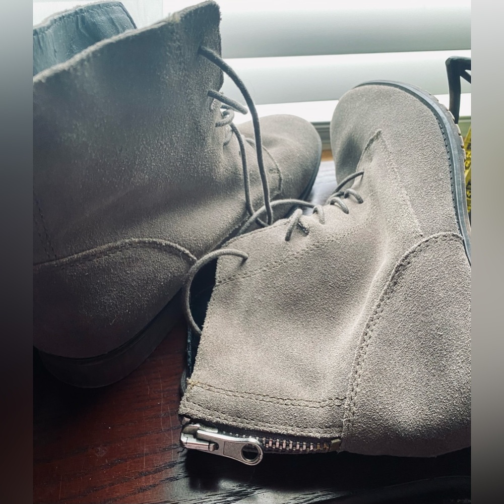 Steve Madden Rawlings Suede Leather lace up short boots. In great condition.
